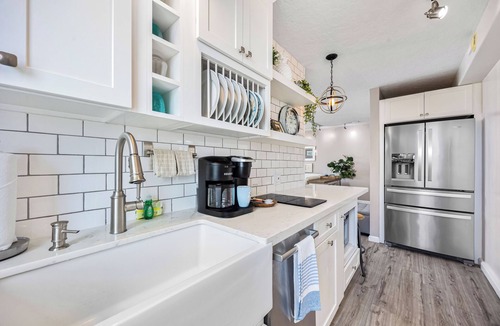 Waikiki Condo | Rare Deluxe Ocean View Gem with Free Parking