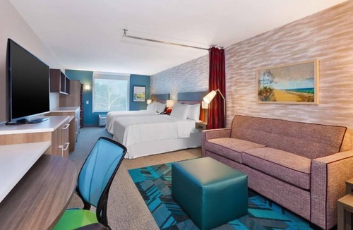 Wilmington Hotel | Rare Find! 2 Units w/FREE Breakfast, Outdoor Pool, Close to Wrightsville Beach!