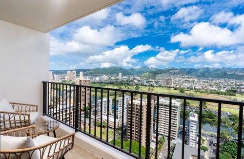 Waikiki Condo | [Rare] Mtn+Sunrise View | Walk Score 95 | Free Parking | Full Kitchen | Sleeps 4