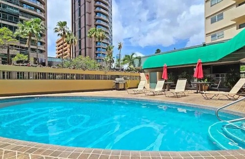 McCully - Moiliili Apartment | Recent RENO! Fits 6, FREE parking