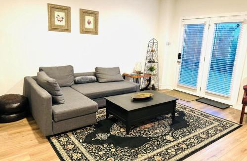 Aldie Apartment | Red Cherry Oasis