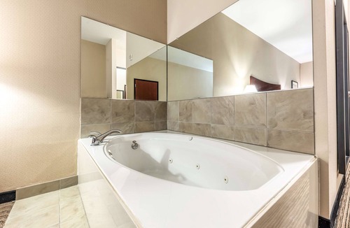 Mineral Wells Hotel | Red Lion Inn & Suites Mineral Wells