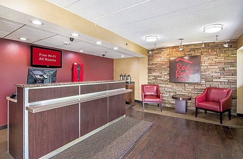 Coliseum Central Hotel | Red Roof Inn Hampton Coliseum & Convention Center