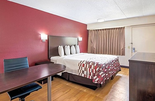 Coliseum Central Hotel | Red Roof Inn Hampton Coliseum & Convention Center