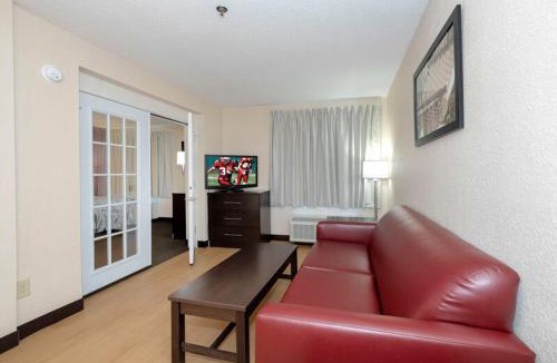 Franklin Park Hotel | Red Roof Inn PLUS Austin South - Airport
