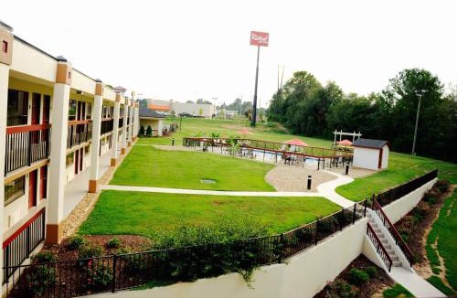 Commerce Hotel | Red Roof Inn & Suites Commerce - Athens