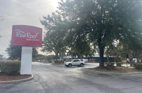 Hinesville Hotel | Red Roof Inn & Suites Hinesville Renovated with breakfast