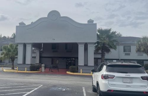 Hinesville Hotel | Red Roof Inn & Suites Hinesville Renovated with breakfast
