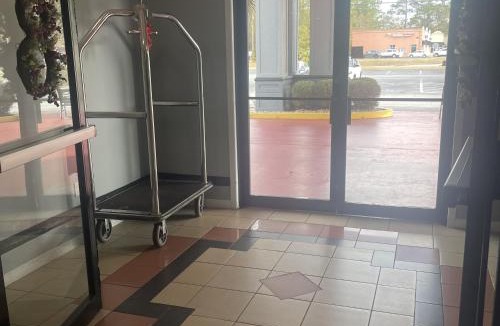 Hinesville Hotel | Red Roof Inn & Suites Hinesville Renovated with breakfast