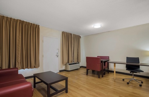 Statesboro Hotel | Red Roof Inn & Suites Statesboro - University