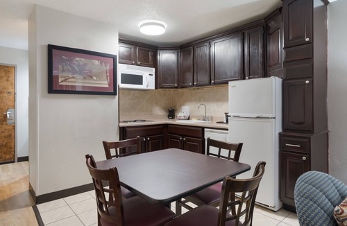 Jacksonville Hotel | Red Roof Inn & Suites Jacksonville, NC