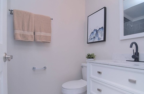 Charlotte House | Reduced Pricing - Southend Hipsters Hideout - Just 5 min to Breweries & Restaurants - BBQ - Pets OK