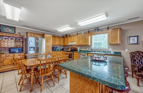 Cedar Bluff House | Reel Paradise-sleeps 10 w/covered dock on year round water
