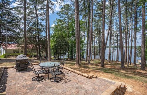 Leesville House | Reel Relaxing