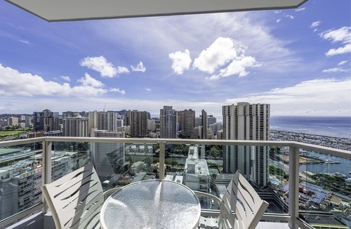 Ala Moana Condo | Refurnished! 33rd Floor RARE Executive Suite 2BR/2.5BA w/Kitchen & Laundry