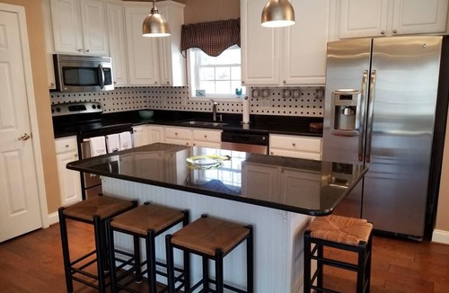 Wildwood Point House | Relax among the palms at Reeled Inn on Beautiful Lake Gaston