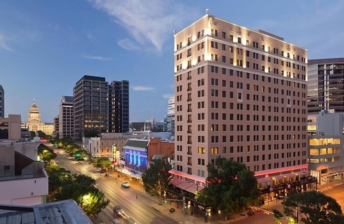 Downtown Austin Apartment | Relax and Rejuvenate! Swimming Pool, Pets Allowed, Near Texas State Capitol!