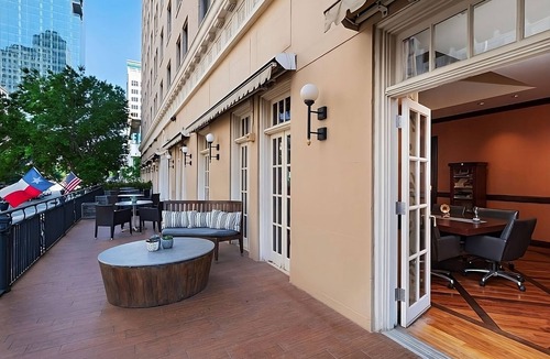 Downtown Austin Apartment | Relax and Rejuvenate! Swimming Pool, Pets Allowed, Near Texas State Capitol!