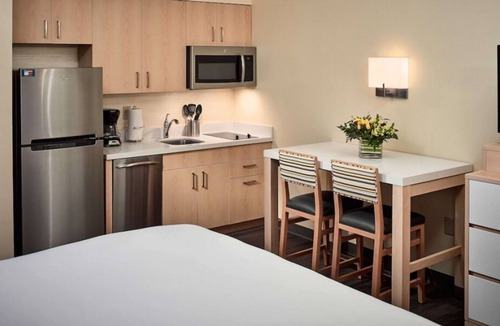 Gwinnett Place House | Relax and Unwind! 3 Relaxing units w/ Kitchen and Swimming Pool Access