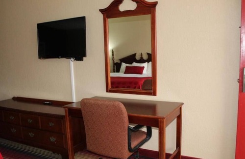Perry House | Relax and Unwind! 4 Great Units Near Historic Downtown Perry, Pool, , Parking!