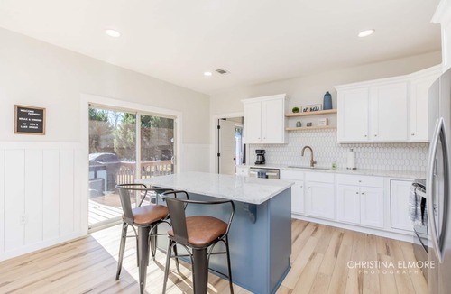Kathleen Cottage | Relax at this newly updated, quaint LAKE HOME.