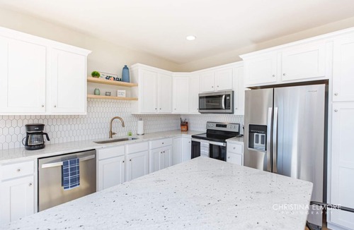 Kathleen Cottage | Relax at this newly updated, quaint LAKE HOME.