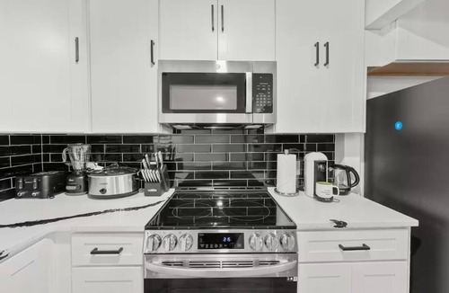 West Arlington House | Relax by the POOL in Arlington TX 3B2B home. 10 min from AT&T Stadium/Six flags