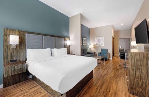Pflugerville Hotel | Relax in a Charming Room w/Free Breakfast | Close to Lake Pflugerville - 3.5 mi