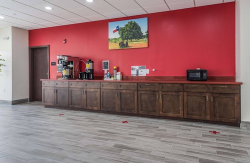 Katy Hotel | Relax in Three Comfortable Units, Comes with FREE Parking and Breakfast!