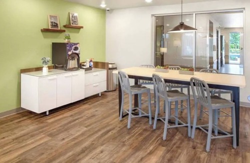 Austin Hotel | Relax & Recharge in 2 Queen Room, Full Kitchen & Free Parking Near Downtown
