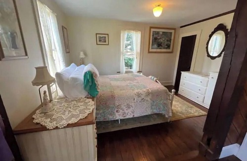 Barstow House | Relax & Unwind in a Historic 104-year-old farmhouse fully restored!
