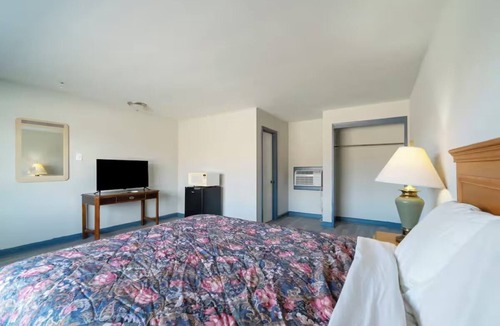 Clute Hotel | Relaxing & Convenient 2-Room Stay Perfect for Budget-Friendly Getaways