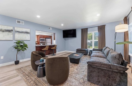 Lakeview  Jefferson County House | Relaxing Getaway with Private Hot Tub 7 Br 4 bath