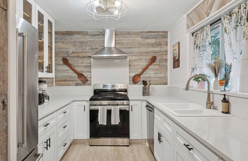 Irving Ski Chalet | Relaxing Home Near DFW/Patio & BBQ Easy Parking