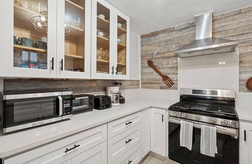 Irving Ski Chalet | Relaxing Home Near DFW/Patio & BBQ Easy Parking
