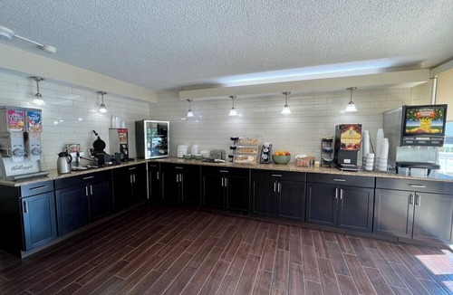 Charlottesville Hotel | Relaxing King Bed Room Perfect for Road-Trip Travelers Exploring Charlottesville