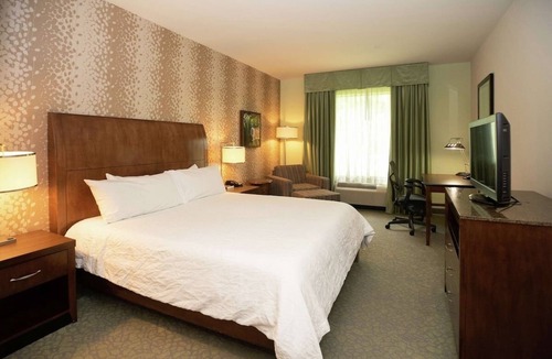 Covington Hotel | Relaxing Pet-Friendly Room Near Attractions with Easy Access to Nearby Dining
