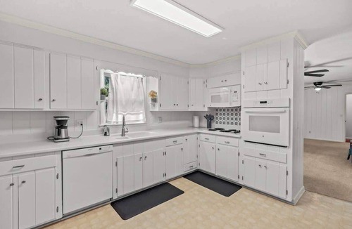 Forest Acres House | Relaxing Retreat Near Ft. Jackson & USC – 3 TVs