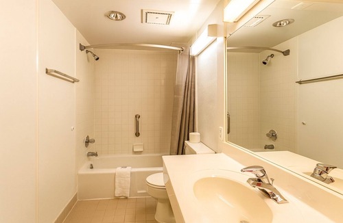 Edgewood Hotel | Relaxing Room Near Ripken Stadium w/On-Site Restaurant