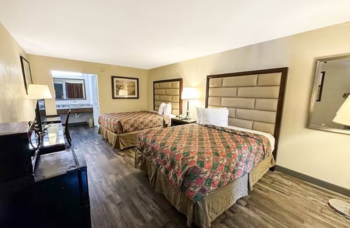 Ridgeway Hotel | Relaxing Room w/Free Parking + Convenient I-77 Location