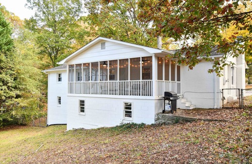 Taylors House | Relaxing White House, Cozy Back Porch, 15 minutes to Downtown