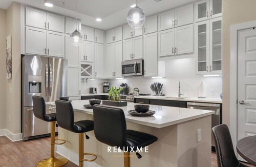 Fourth Ward Condo | Reluxme | 2BR Condo in Center City w/Spa Access