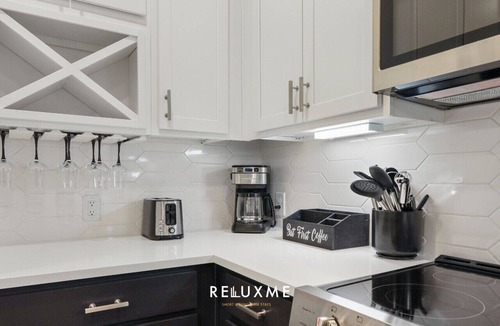 Fourth Ward Condo | Reluxme | 2BR Condo in Center City w/Spa Access