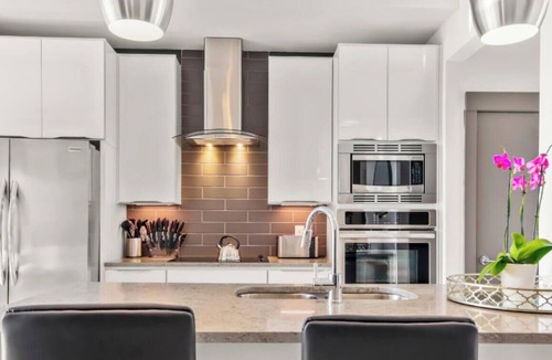 Second Ward Condo | Reluxme | City Center High-Rise King 2BR + Skyline