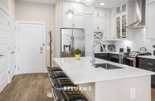 Fourth Ward Condo | Reluxme| Uptown 2BR Condo w/Skyline View & Sauna