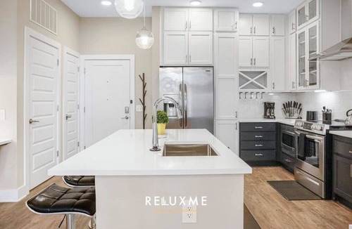 Fourth Ward Condo | Reluxme| Uptown 2BR Condo w/Skyline View & Sauna