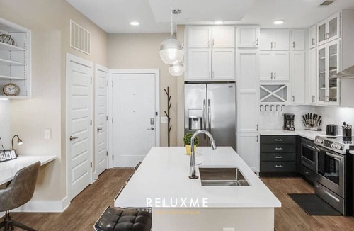 Fourth Ward Condo | Reluxme| Uptown 2BR Condo w/Skyline View & Sauna