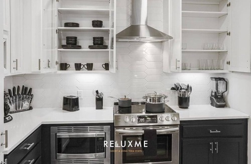 Fourth Ward Condo | Reluxme| Uptown 2BR Condo w/Skyline View & Sauna