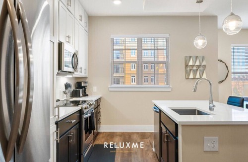 Fourth Ward Condo | Reluxme|Uptown 2BR w/Hot Tub, Gym, Pools & Views