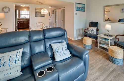 Lake Waccamaw House | Remodeled End Unit Townhome on Lake Waccamaw!